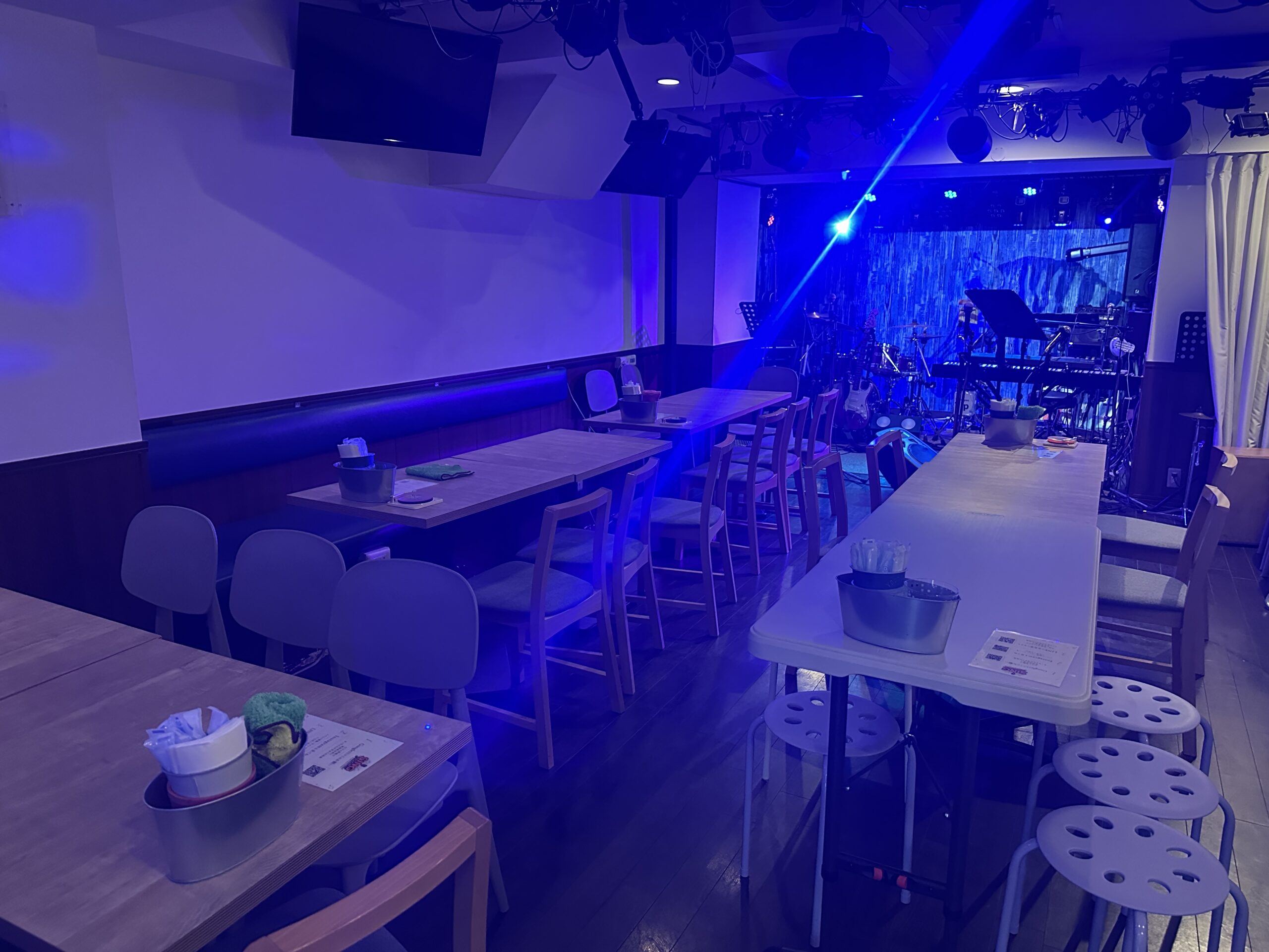 青い照明の客席とステージ